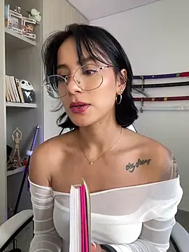 Snapshot of Ale_Lewis chatting on 12-02-24, 08:00 Ale Lewis online show from 12-02-24, 08:00