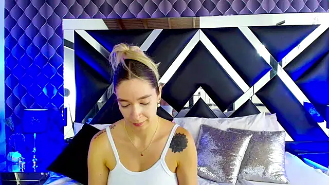 Snapshot of victoriaa_lee_ chatting on 03-17-25, 07:48 victoriaa lee online show from 03-17-25, 07:48