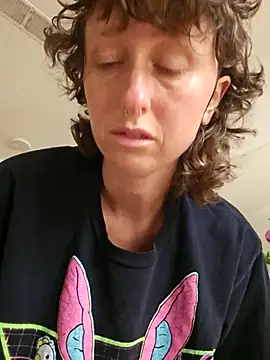 Snapshot of mossy_kiss chatting on 10-23-25, 03:44 mossy kiss online show from 10-23-25, 03:44