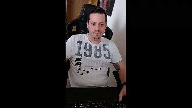 Snapshot of skrottum chatting on 02-19-25, 11:06 skrottum online show from 02-19-25, 11:06