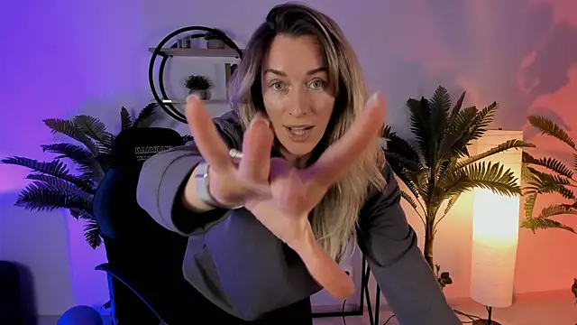 RebeccaMartinez online show from 01-05-25, 04:58