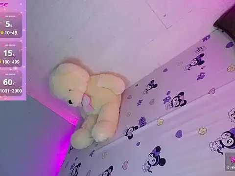 Snapshot of katie_white chatting on 10-06-25, 12:57 katie white online show from 10-06-25, 12:57