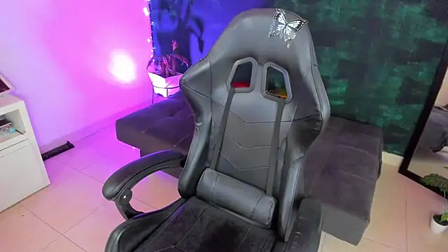 BellaFlaming online show from 01-14-25, 02:22