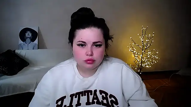 Snapshot of Emily_Mo chatting on 06-15-26, 10:28 Emily Mo online show from 06-15-26, 10:28
