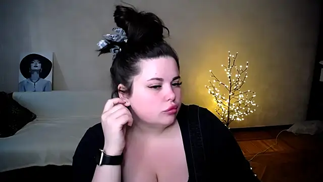 Snapshot of Emily_Mo chatting on 06-16-26, 05:32 Emily Mo online show from 06-16-26, 05:32