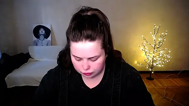 Snapshot of Emily_Mo chatting on 06-21-26, 05:32 Emily Mo online show from 06-21-26, 05:32