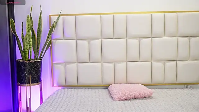 Anais aradia online show from 12-20-25, 05:14