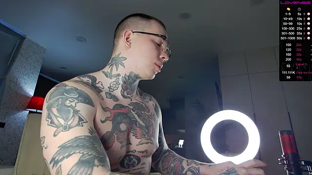 Snapshot of Tommy_cat chatting on 12-20-24, 05:14 Tommy cat online show from 12-20-24, 05:14