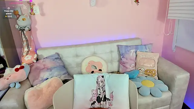 tinysara online show from 12-19-25, 04:25