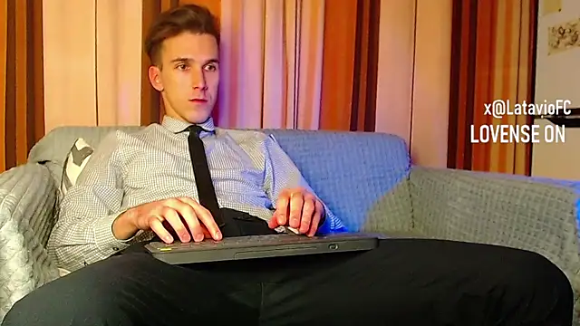 Snapshot of Midnighter_ chatting on 11-28-25, 11:57 Midnighter online show from 11-28-25, 11:57