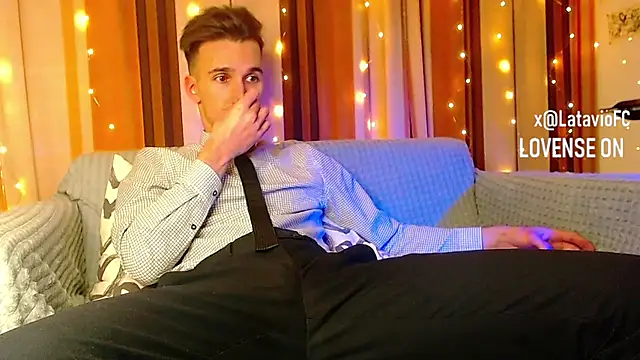 Snapshot of Midnighter_ chatting on 12-14-25, 05:29 Midnighter online show from 12-14-25, 05:29