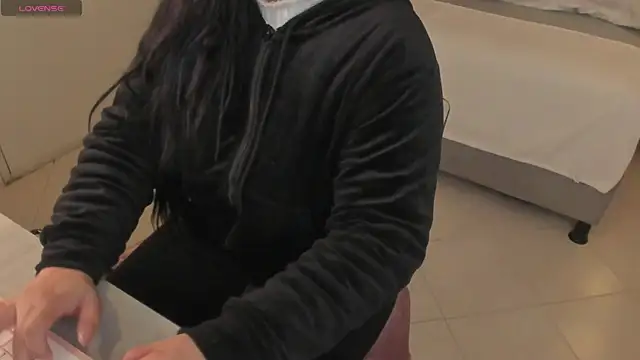 Snapshot of scarlet_miller1 chatting on 10-22-25, 11:43 scarlet miller1 online show from 10-22-25, 11:43