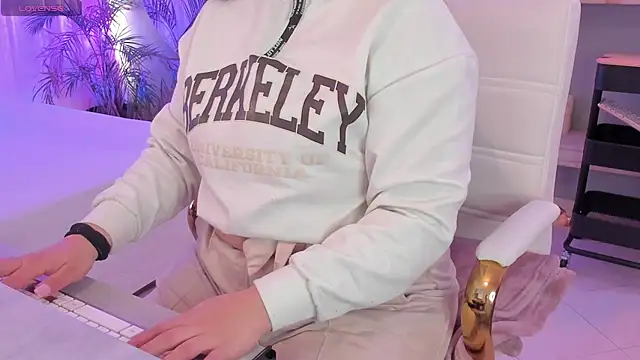 Snapshot of scarlet_miller1 chatting on 11-11-25, 12:38 scarlet miller1 online show from 11-11-25, 12:38