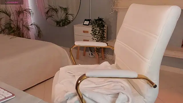 Snapshot of scarlet_miller1 chatting on 11-21-25, 12:04 scarlet miller1 online show from 11-21-25, 12:04