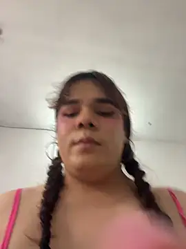 Snapshot of Violetacam_05 chatting on 02-21-26, 03:02 Violetacam 05 online show from 02-21-26, 03:02