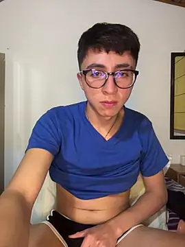 Snapshot of CamiRojas_boy chatting on 06-13-26, 04:10 CamiRojas boy online show from 06-13-26, 04:10