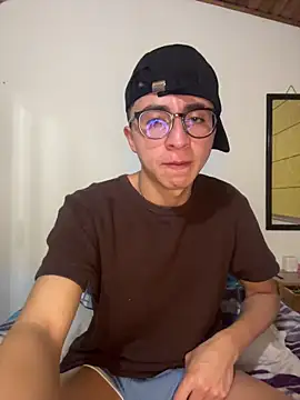 Snapshot of CamiRojas_boy chatting on 06-16-26, 04:04 CamiRojas boy online show from 06-16-26, 04:04
