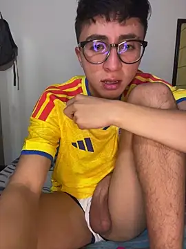 Snapshot of CamiRojas_boy chatting on 06-18-26, 04:57 CamiRojas boy online show from 06-18-26, 04:57