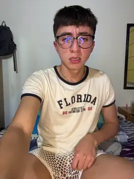 Snapshot of CamiRojas_boy chatting on 06-20-26, 03:53 CamiRojas boy online show from 06-20-26, 03:53