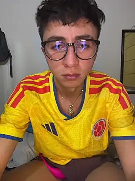Snapshot of CamiRojas_boy chatting on 06-24-26, 05:17 CamiRojas boy online show from 06-24-26, 05:17