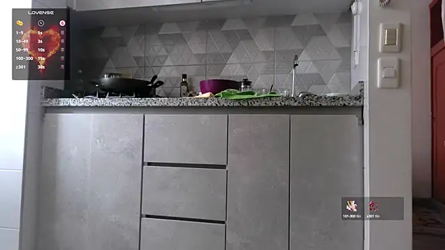 Snapshot of mini_kunis chatting on 12-13-24, 04:27 mini kunis online show from 12-13-24, 04:27