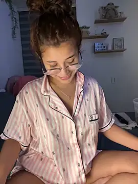 Snapshot of crystal_bunny7 chatting on 12-09-24, 12:23 crystal bunny7 online show from 12-09-24, 12:23