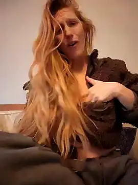Snapshot of GoldenFlameGoddess chatting on 02-07-25, 10:30 GoldenFlameGoddess online show from 02-07-25, 10:30