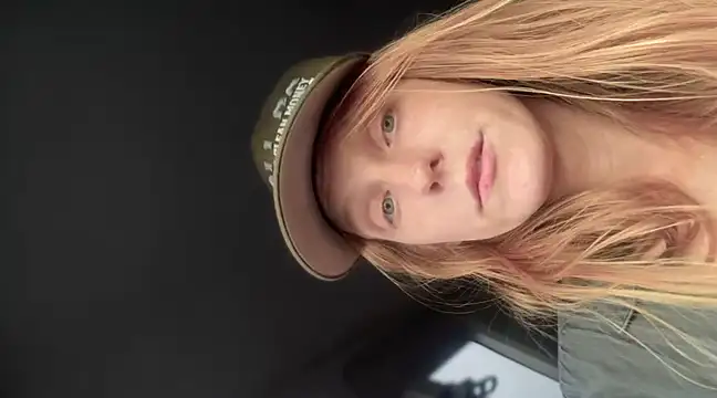 Snapshot of GoldenFlameGoddess chatting on 03-20-25, 12:19 GoldenFlameGoddess online show from 03-20-25, 12:19