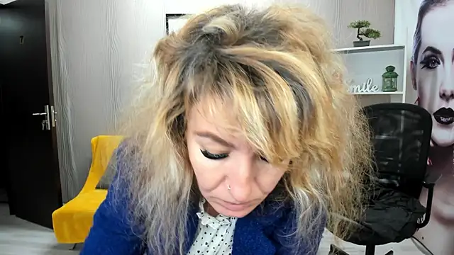 Cassandra Hotty online show from 10-22-25, 02:45