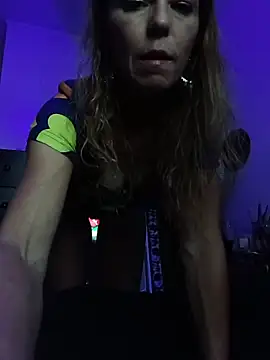 Snapshot of cammyquart chatting on 10-15-25, 09:04 cammyquart online show from 10-15-25, 09:04