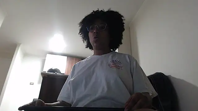 Snapshot of michell_bling1 chatting on 12-14-25, 05:57 michell bling1 online show from 12-14-25, 05:57