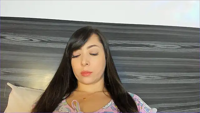 Snapshot of Mila__Paramo chatting on 01-14-26, 12:05 Mila Paramo online show from 01-14-26, 12:05