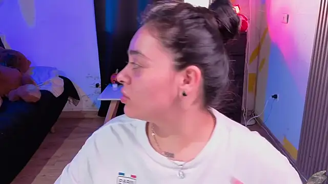 Cuttiealice online show from 11-17-25, 01:28