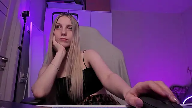 Snapshot of Anna_Fink chatting on 03-08-26, 08:01 Anna Fink online show from 03-08-26, 08:01