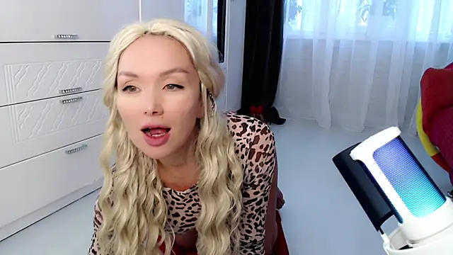 WhiteBunny online show from 10-14-25, 10:38