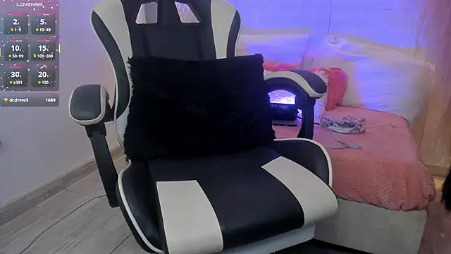 dominique25  online show from 07-23-26, 01:58