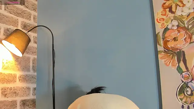 LauraAristizabal online show from 10-12-25, 12:37