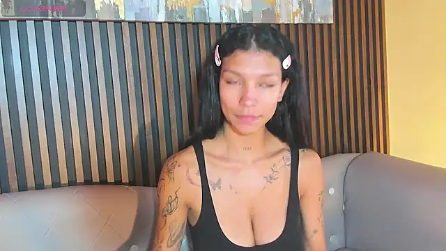 LauraAristizabal online show from 10-15-25, 12:38