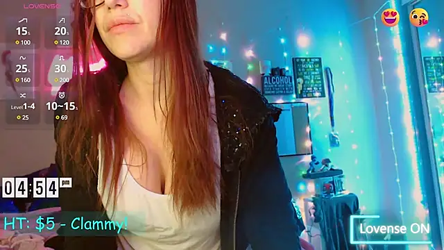 Snapshot of EmmaIsHere chatting on 01-06-25, 11:52 EmmaIsHere online show from 01-06-25, 11:52