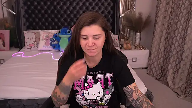 Snapshot of AmellyMilly chatting on 09-27-25, 01:27 AmellyMilly online show from 09-27-25, 01:27