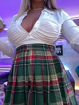 Snapshot of KirstieVegas chatting on 01-09-25, 08:44 KirstieVegas online show from 01-09-25, 08:44