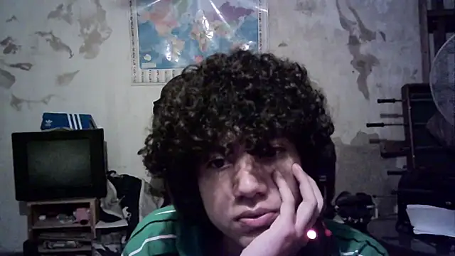 Snapshot of Emv2 chatting on 09-30-25, 07:02 Emv2 online show from 09-30-25, 07:02