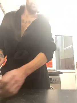 Snapshot of bigguy101 chatting on 12-28-24, 08:37 bigguy101 online show from 12-28-24, 08:37