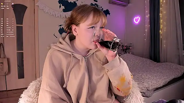 Snapshot of LisaLaas chatting on 12-11-24, 02:44 LisaLaas online show from 12-11-24, 02:44