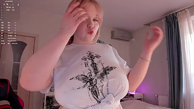 Snapshot of LisaLaas chatting on 03-21-25, 01:45 LisaLaas online show from 03-21-25, 01:45