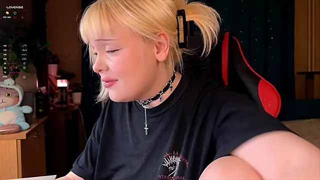 Snapshot of LisaLaas chatting on 10-09-25, 02:48 LisaLaas online show from 10-09-25, 02:48