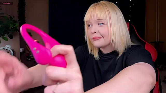 Snapshot of LisaLaas chatting on 10-12-25, 08:52 LisaLaas online show from 10-12-25, 08:52