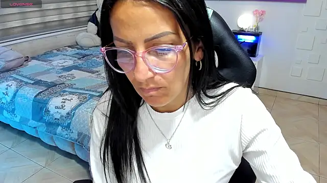 Snapshot of alma_blue chatting on 05-21-26, 08:27 alma blue online show from 05-21-26, 08:27