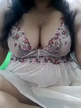 Snapshot of chubby_wife chatting on 12-25-24, 04:22 chubby wife online show from 12-25-24, 04:22