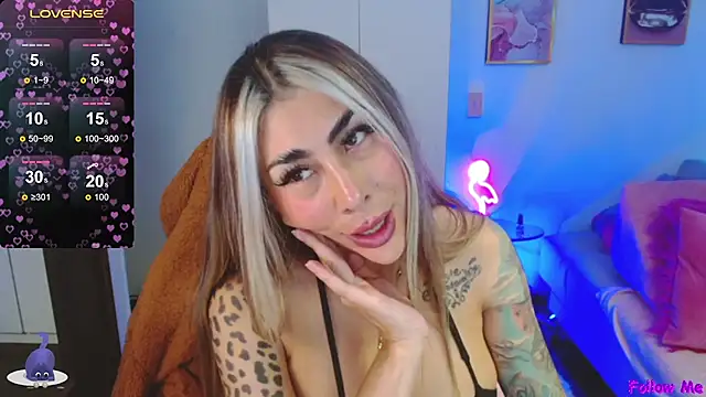 Snapshot of Martina_Dash chatting on 01-22-25, 10:05 Martina Dash online show from 01-22-25, 10:05